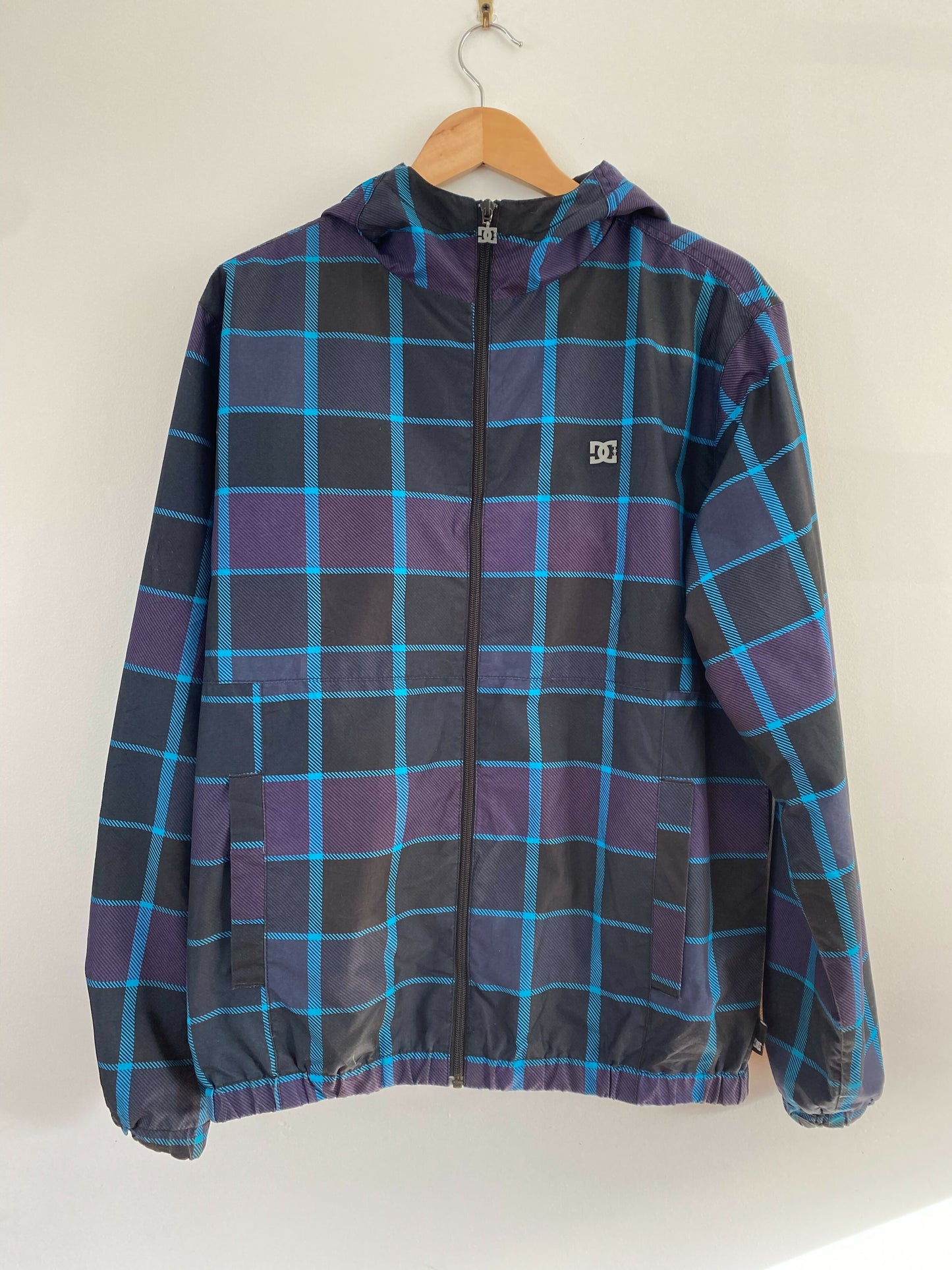 Men's DC Size Medium Printed Black and Blue Check Jacket