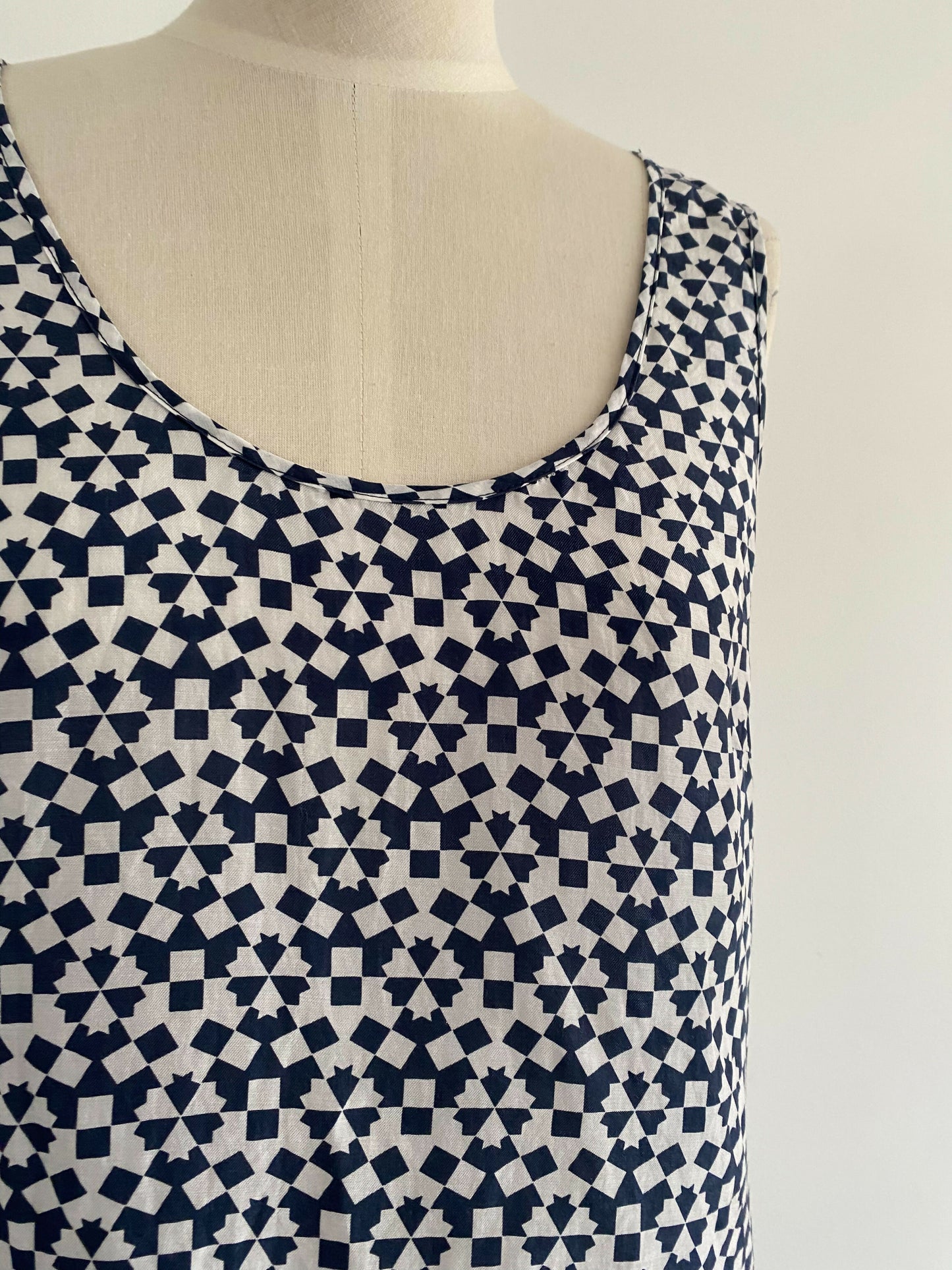 Women's Gorman Size 10 Navy and White Print Top