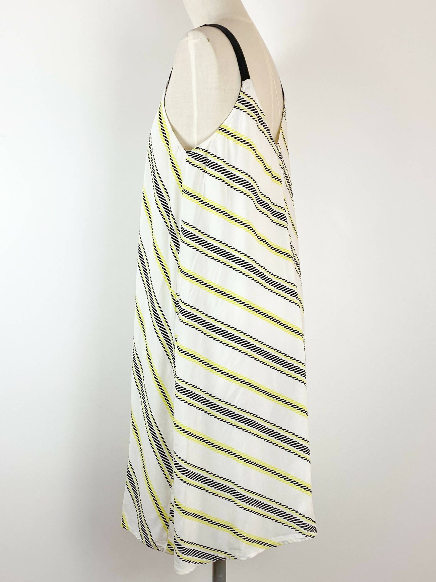 Decjuba Size M Printed Dress