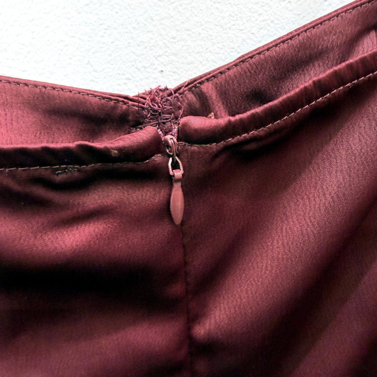 BWLDR Womens Satin Bodycon Dress with Ruched Detailing in Burgundy Size 14 NEW