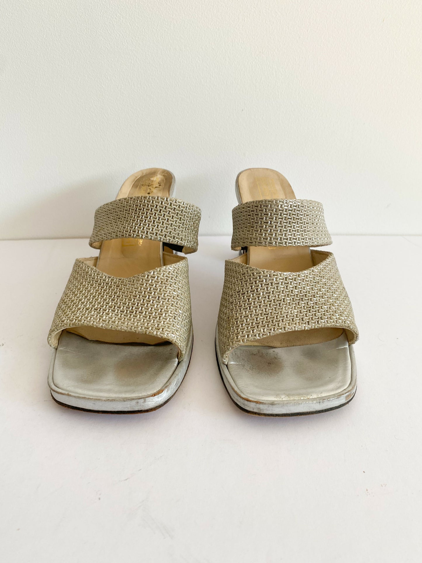 Hows' That Fashions Size 8.5 Silver-Tone Mesh Sandals