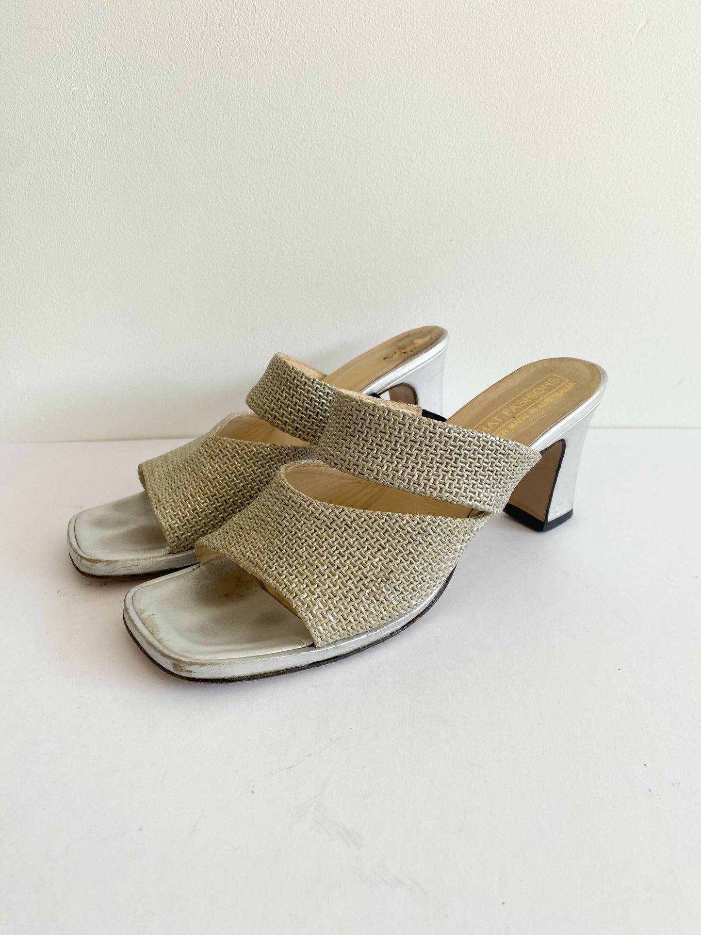 Hows' That Fashions Size 8.5 Silver-Tone Mesh Sandals