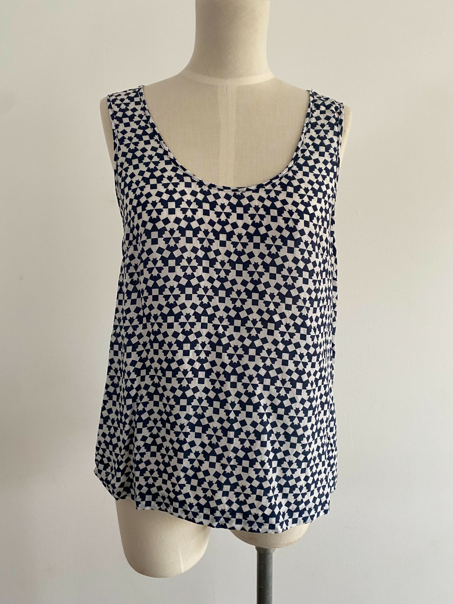 Women's Gorman Size 10 Navy and White Print Top