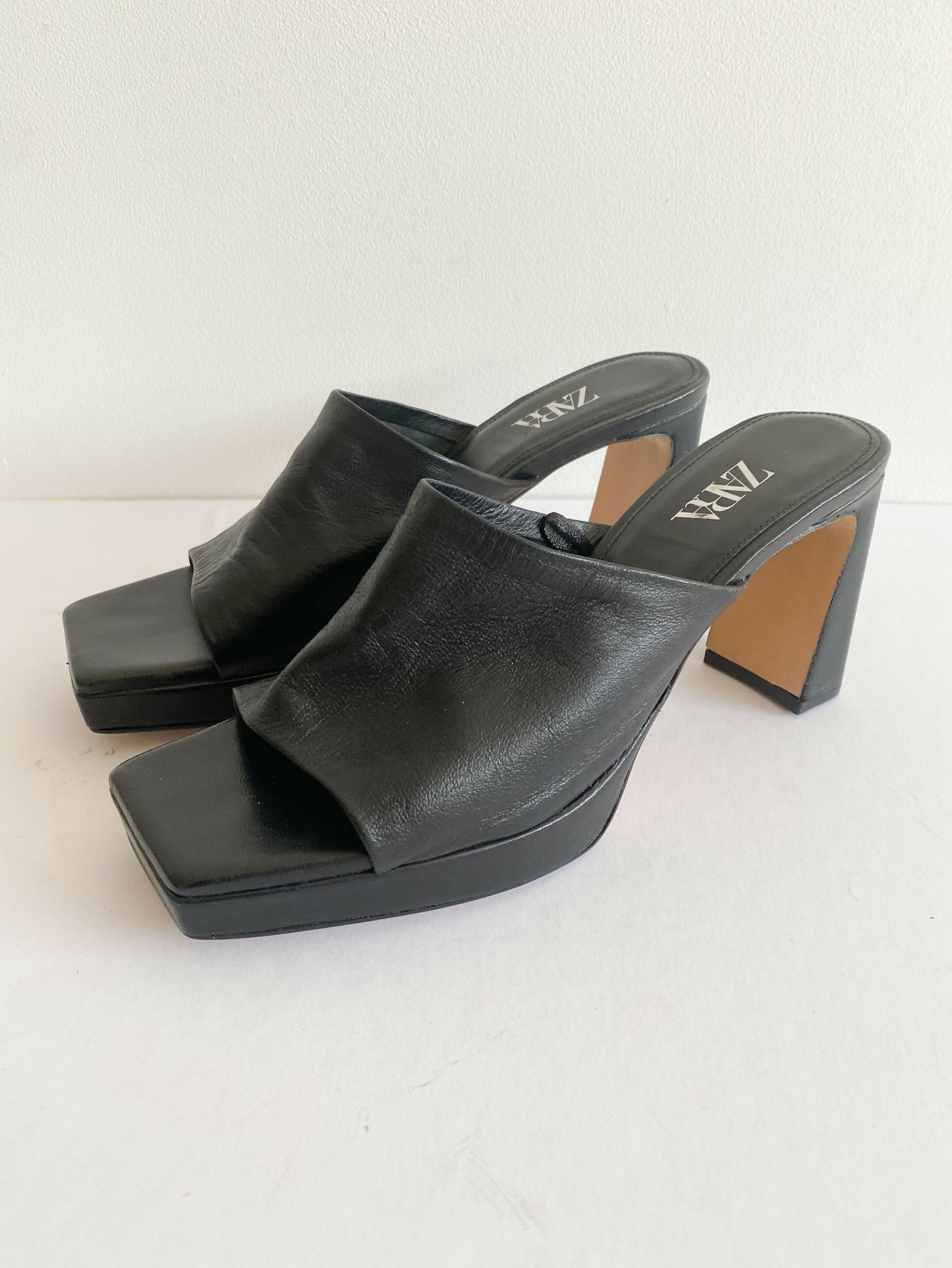 Zara Size 36 Black Leather Mules