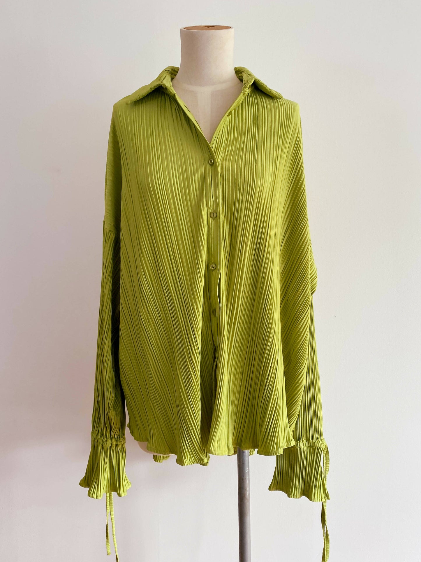 BNWT Charcoal Size 6 Green Plissé Shirt